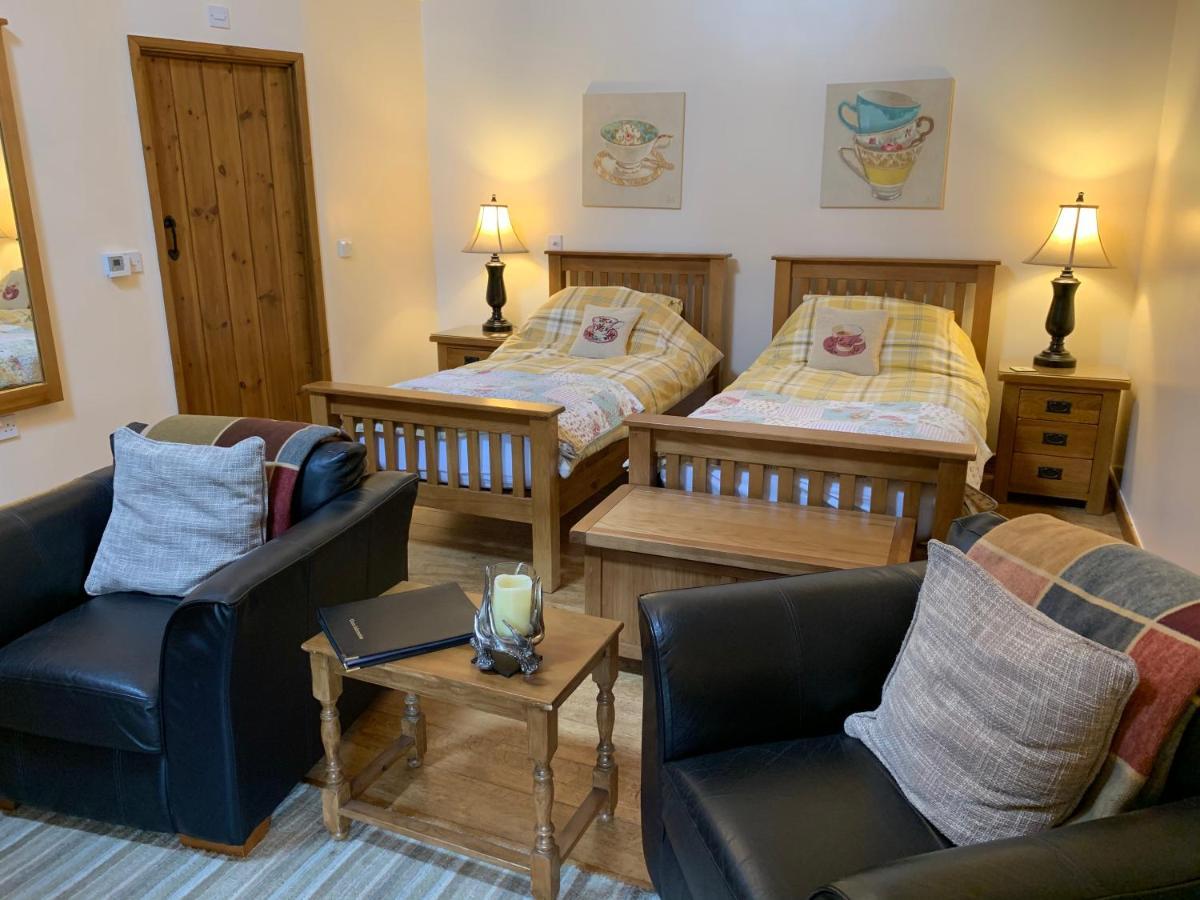 The Reindeer Retreat Buttercup Twin Hotel Kidwelly Exterior foto